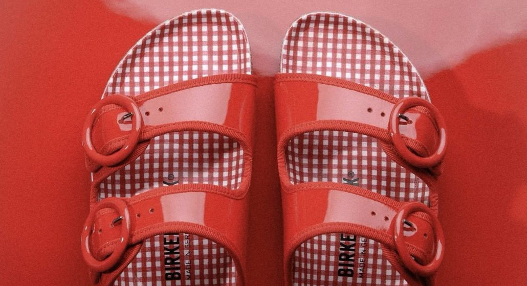 As Birkenstock estão mais fofas do que nunca. Novos modelos têm a assinatura de luxuosa marca francesa