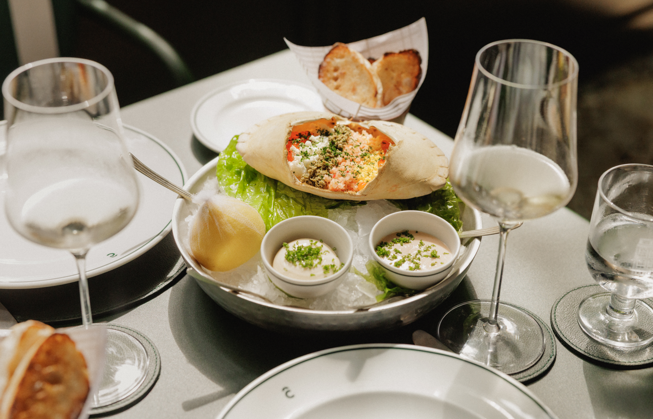 O que pode comer no novo quiosque do JNcQUOI Fish? Espreite a carta da esplanada mais luxuosa de Lisboa