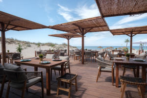 Este restaurante icónico da Praia da Riviera está de cara lavada. Saiba tudo sobre o novo Kanaloa Beach Club