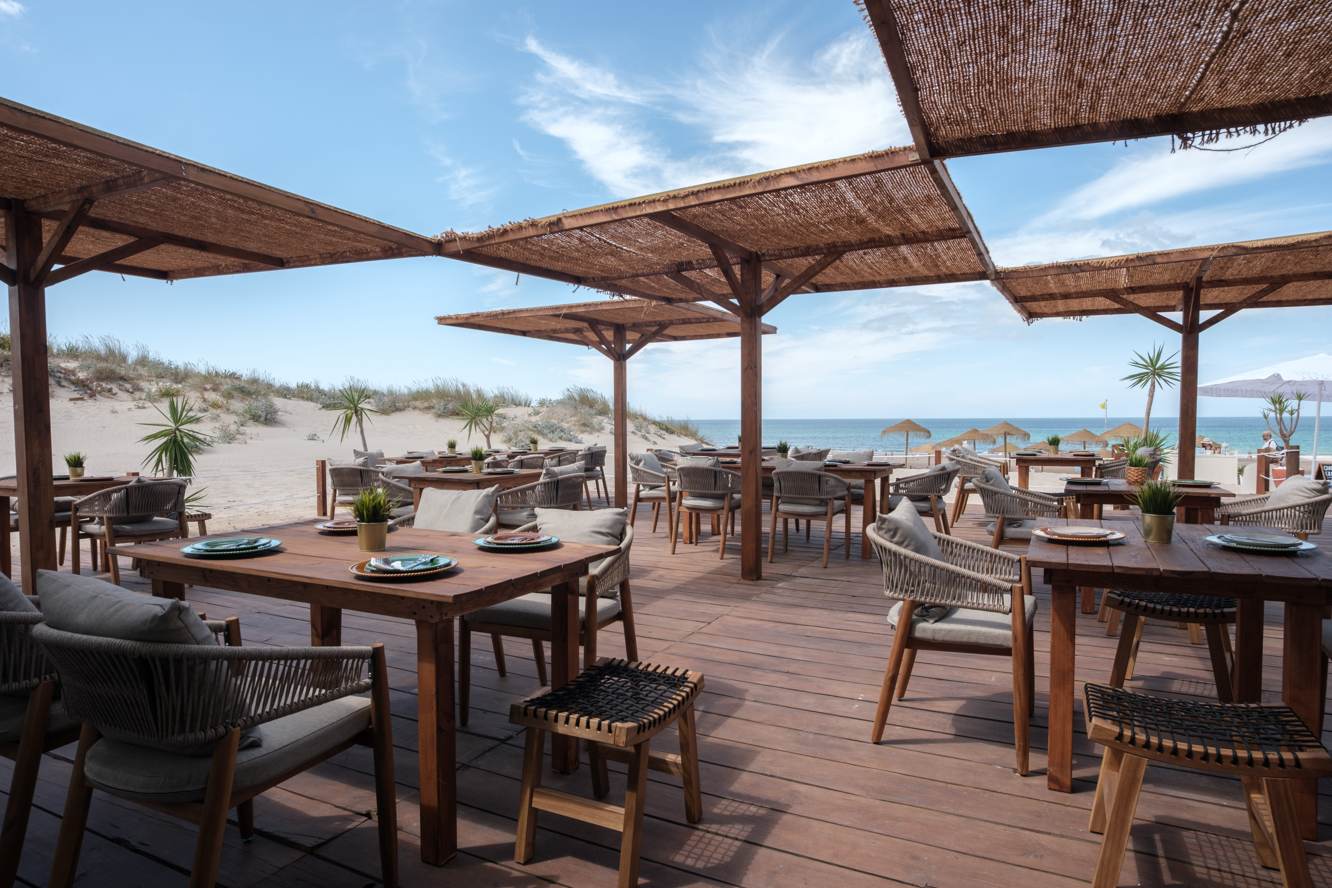 Este restaurante icónico da Praia da Riviera está de cara lavada. Saiba tudo sobre o novo Kanaloa Beach Club