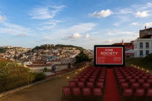 O cinema ao ar livre é a opção ideal para os dias de verão. Espreite 15 filmes que pode ver sob as estrelas