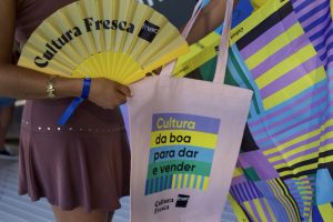 NOS Alive. A corrida aos brindes é real. Entre glosses, leques ou chapéus, saiba o que pode levar para casa