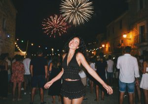 Crochet, transparências e lantejoulas. A nova coleção da Stradivarius tem novidades que combinam com as noites de verão