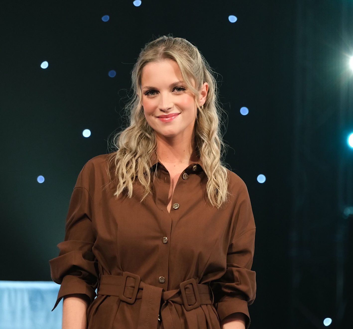 Júlia Palha surpreende com novo (e colorido) visual antes da lua de mel. Veja como está a atriz agora