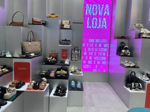 Dos sapatos de salto aos arranha-céus. A nova loja da Steven Madden em Lisboa faz-nos viajar até Nova Iorque