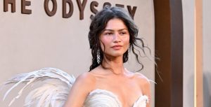 Do vestido às joias. Zendaya parece uma deusa saída do Olimpo com este look na estreia de “A Odisseia”