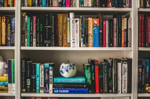 Quer dar uma nova vida às obras que já leu? Há um “Tinder dos livros” onde pode trocá-los por outras histórias
