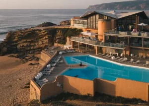 Esta piscina de água salgada em Cascais já abriu para o verão (e até fica protegida da nortada). Saiba onde fica
