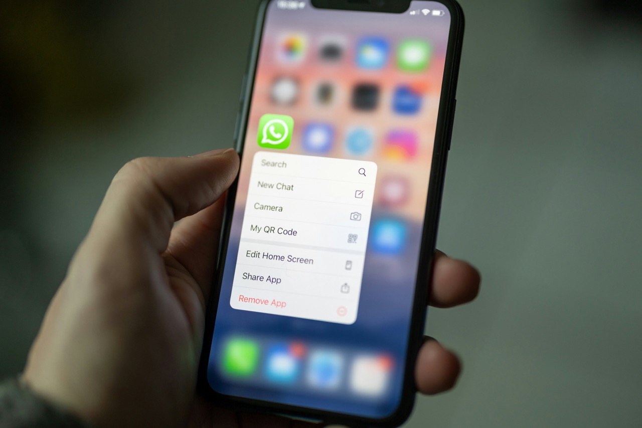 Atender uma chamada do próprio número? Nova burla usa Inteligência Artificial para clonar vozes e pedir dinheiro