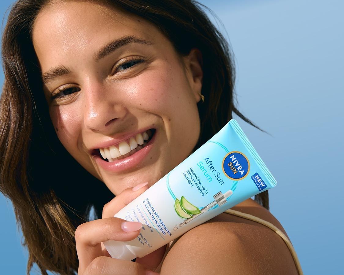 O novo after sun da Nivea não é um creme, mas um sérum (e foi pensado para recuperar a pele do rosto e do corpo)
