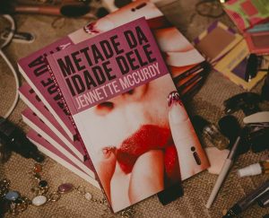 “Metade da Idade Dele”. Novo livro de Jennette McCurdy já chegou a Portugal e promete conquistar todos os leitores