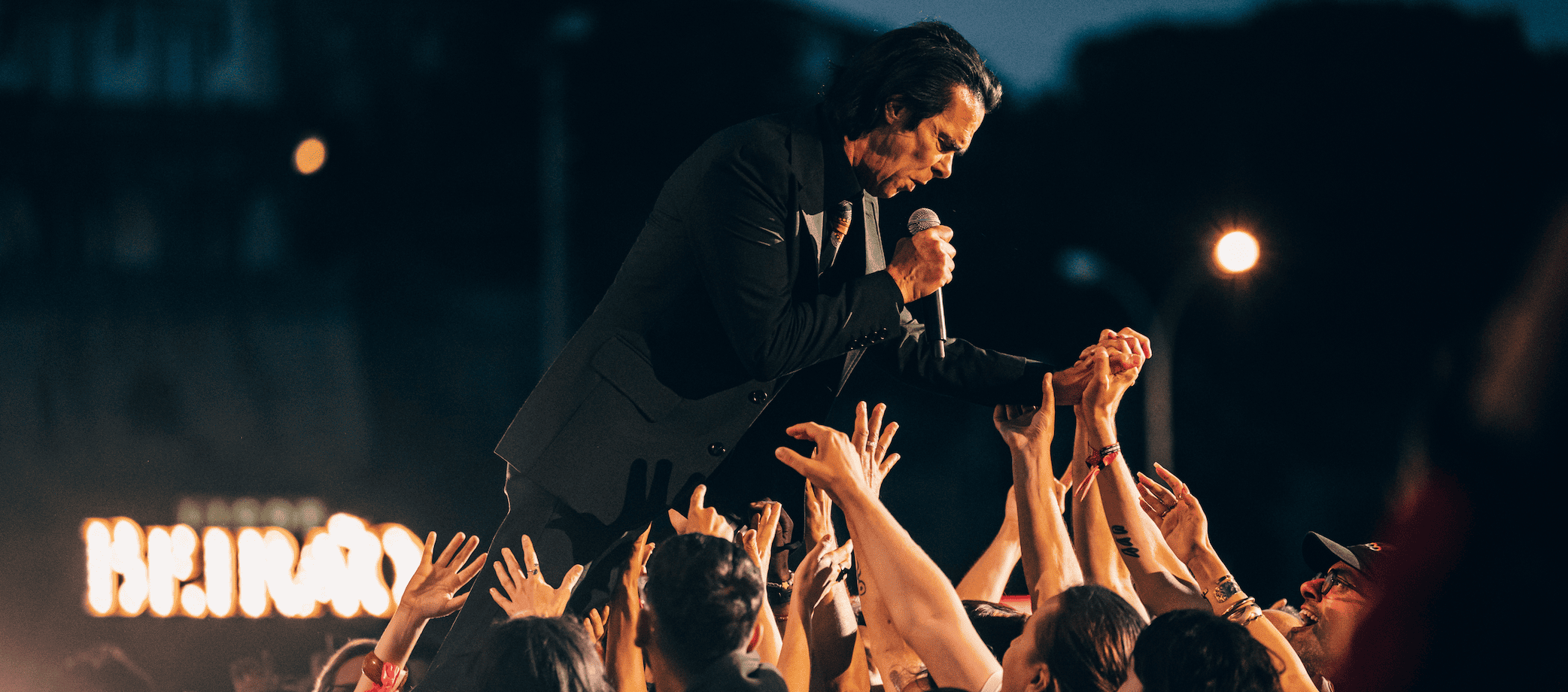 NOS Alive. Entre a melancolia e a celebração, Nick Cave fez da proximidade o grande espetáculo da primeira noite
