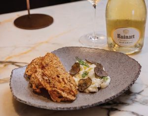 Champanhe já não é só para brindar. No Black Moon Gastrobar, é uma experiência gastronómica. Saiba tudo