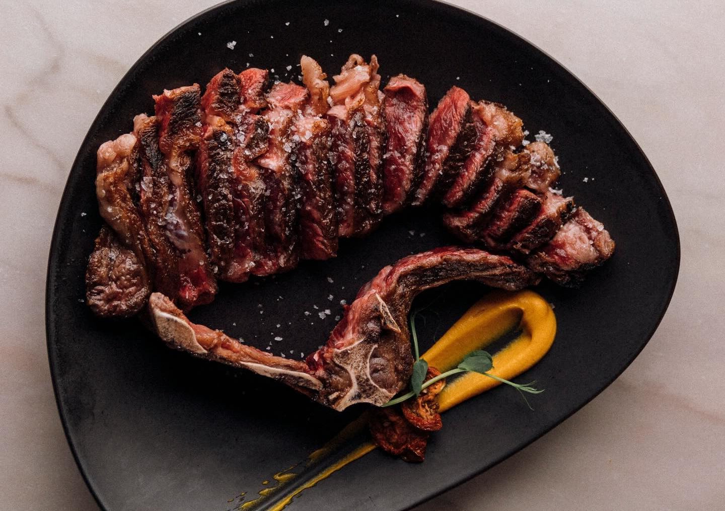 5 restaurantes para se lambuzar com uns bons grelhados de verão (e a alguns até têm descontos para aproveitar)