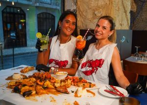 Taverna do Pescador. Neste restaurante, o marisco é comida com as mãos, tal como nos EUA. Conceito é viral nas redes sociais