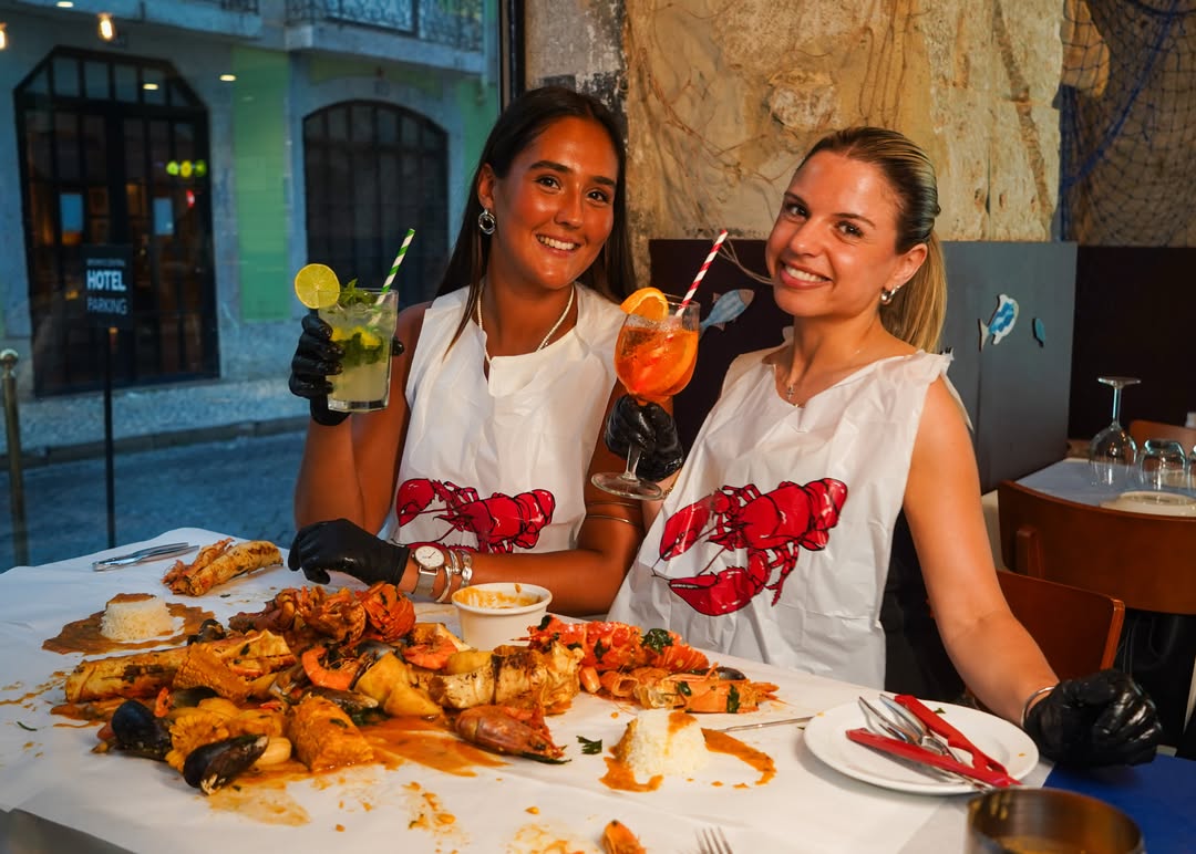 Taverna do Pescador. Neste restaurante, o marisco é comida com as mãos, tal como nos EUA. Conceito é viral nas redes sociais