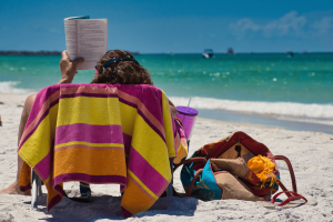 Sol, férias e um bom livro. 12 novidades (dos thrillers aos romances) para ler na praia e na piscina