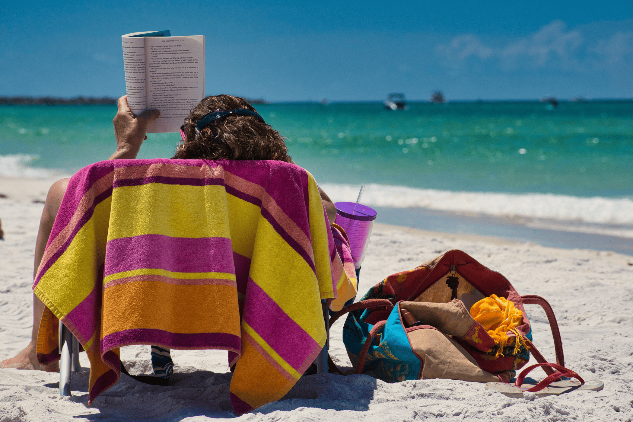 Sol, férias e um bom livro. 12 novidades (dos thrillers aos romances) para ler na praia e na piscina