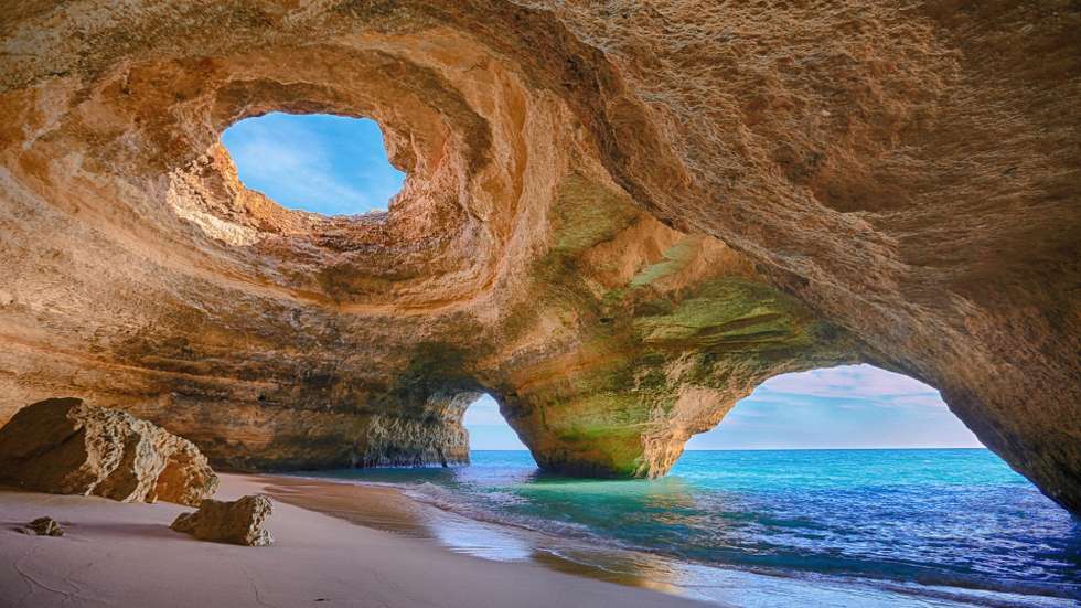 As 10 melhores praias do Algarve para descobrir este verão (segundo rankings, especialistas e viajantes)