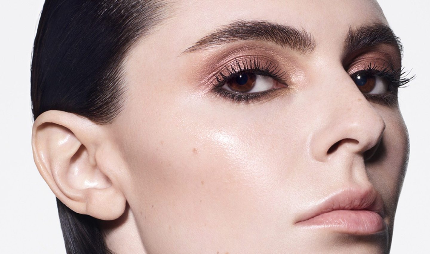 Adeus, poros e brilhos indesejados. O novo pó da Tom Ford promete deixar a pele quase tão perfeita quanto um filtro