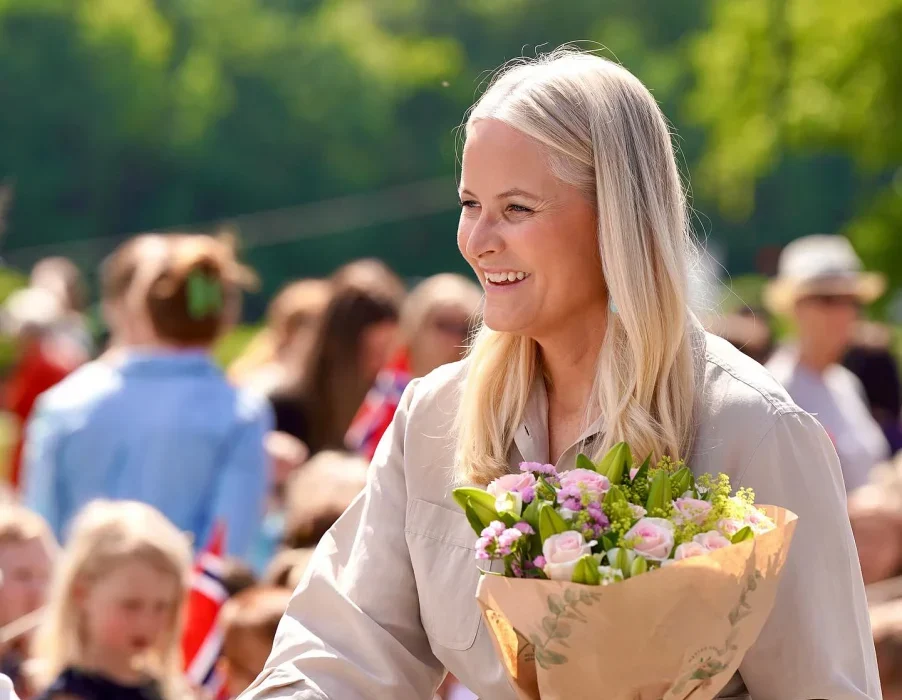 Mette-Marit da Noruega tem alta hospitalar quase um mês após transplante de pulmão. Vai ficar afastada 1 ano