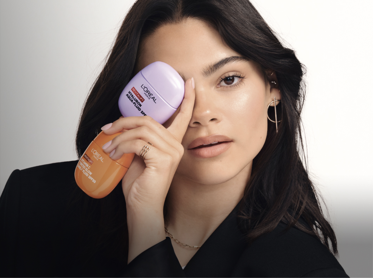 Protetor, vitamina C e um efeito bronzeado. Este novo hidratante de supermercado vai facilitar-lhe a vida no verão