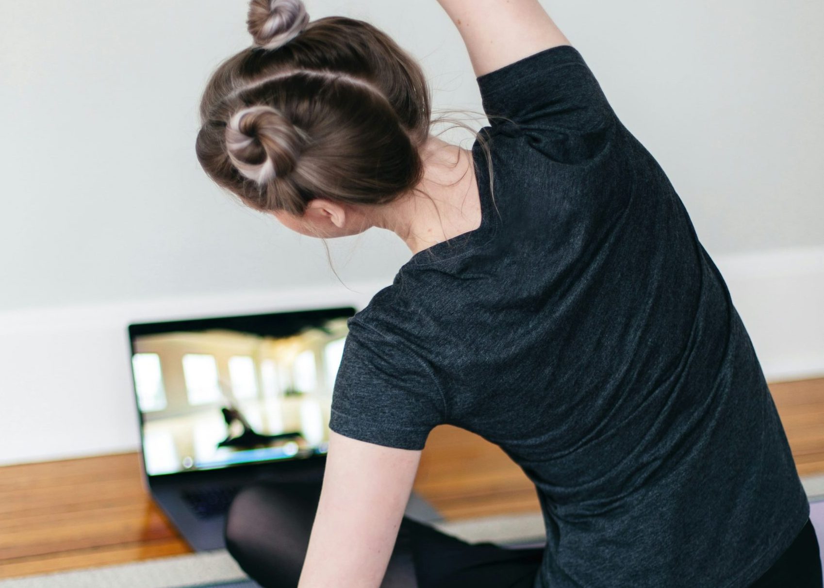 Sem espaço na mala para halteres ou elásticos? 5 exercícios para fazer nas férias sem precisar de equipamentos