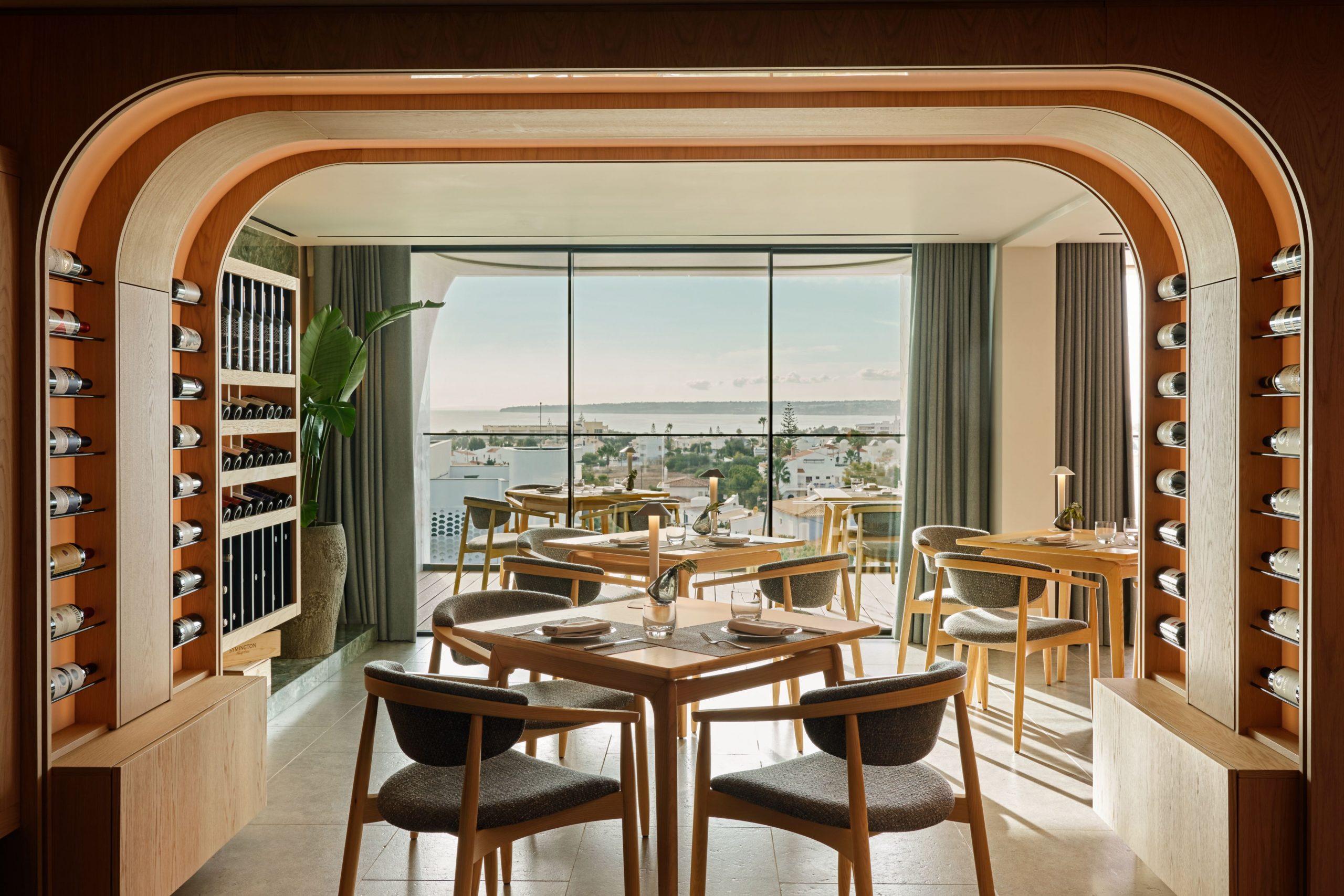 Este jantar vínico exclusivo no Algarve vai juntar boa comida aos históricos Vinhos Buçaco (e num spot lindo de morrer)