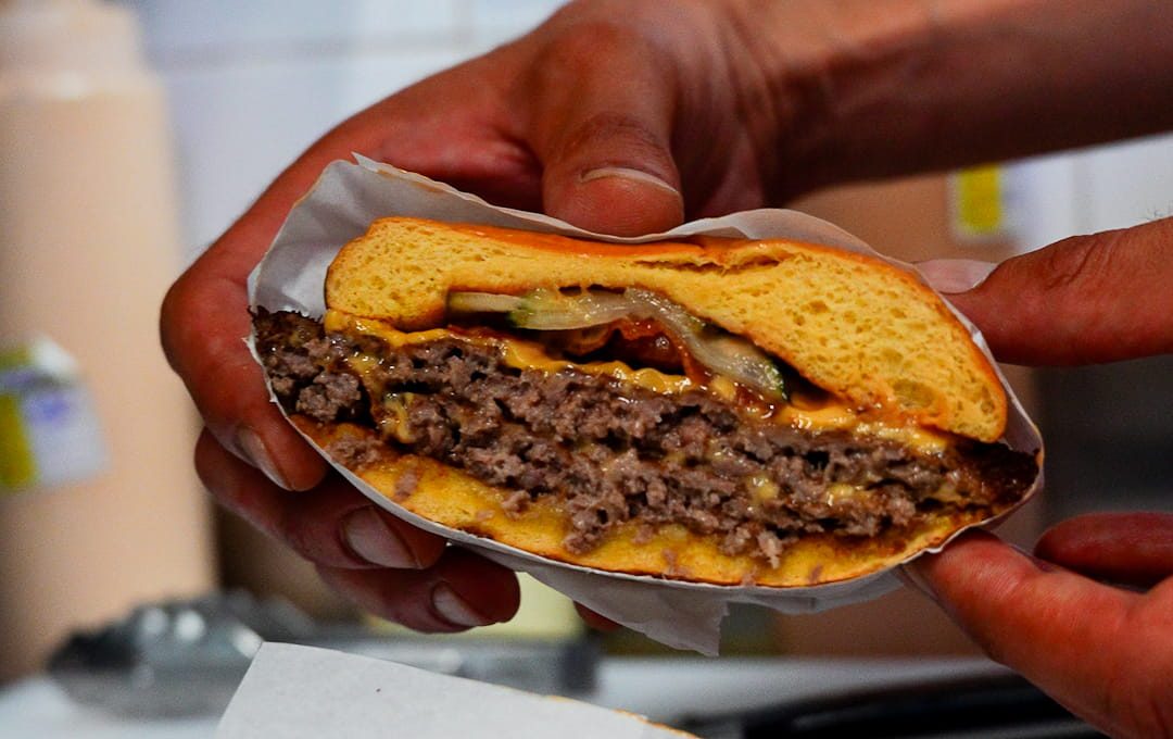 Há um novo spot de smash burgers no Restelo que promete já estar a fazer frente à concorrência. Conheça o Feisty