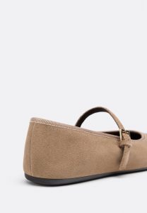 Estas sabrinas Mary Jane da Stradivarius dão um toque clássico aos looks de verão (e já estão com um pé na meia estação)