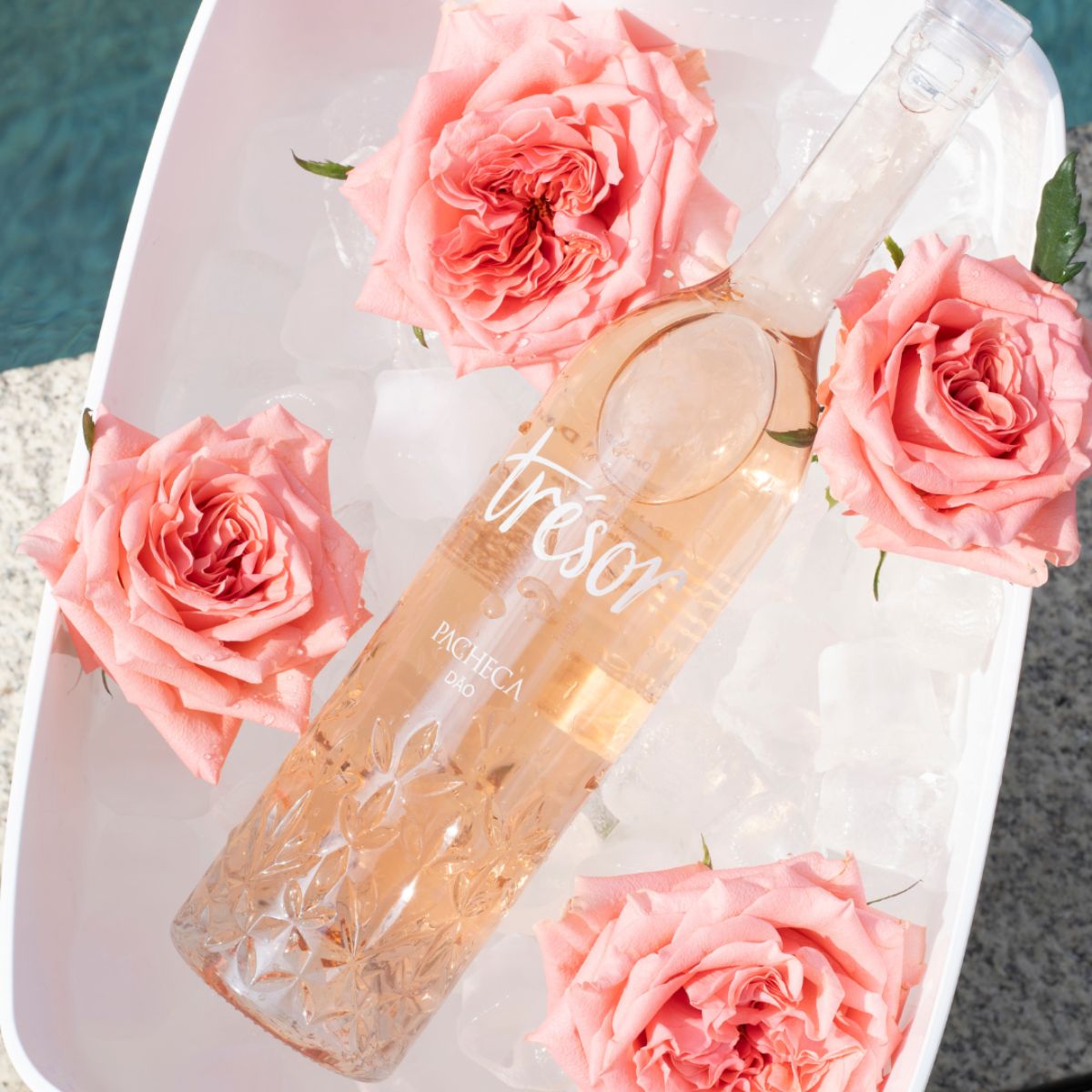 Há um novo rosé do Dão para brindar ao verão e tem uma garrafa de fazer inveja. Saiba qual é