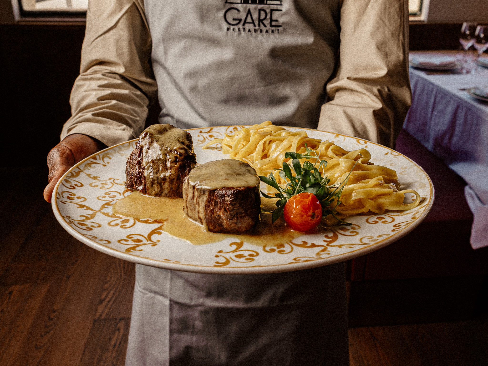 Este novo restaurante tem carnes maturadas, vista para o Tejo e uma vitela que se desfaz na boca. Fomos ao Gare Restaurant