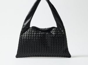 A MO tem uma mala que faz lembrar os modelos de uma cobiçada marca de luxo (e custa só 12€)