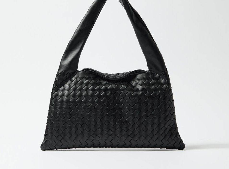 A MO tem uma mala que faz lembrar os modelos de uma cobiçada marca de luxo (e custa só 12€)