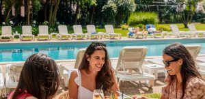 Há um hotel em Lisboa que tem uma happy hour junto à piscina (e nem precisa de estar hospedado). Saiba onde fica