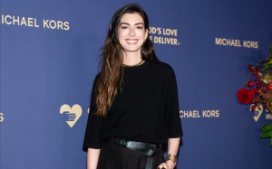 Acusada de fingir a gravidez, Anne Hathaway responde aos comentários com humor e subtileza. Entenda