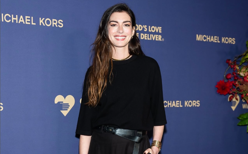 Acusada de fingir a gravidez, Anne Hathaway responde aos comentários com humor e subtileza. Entenda