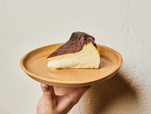 Por dentro cremosa, por fora tostada. Hugo Candeias lança marca da sua famosa tarte de queijo divinal. Saiba tudo