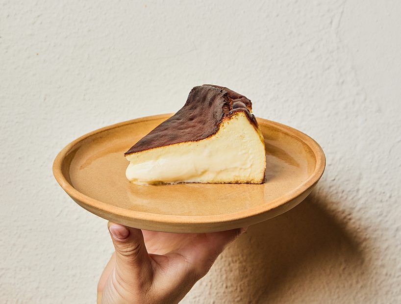 Por dentro cremosa, por fora tostada. Hugo Candeias lança marca da sua famosa tarte de queijo divinal. Saiba tudo