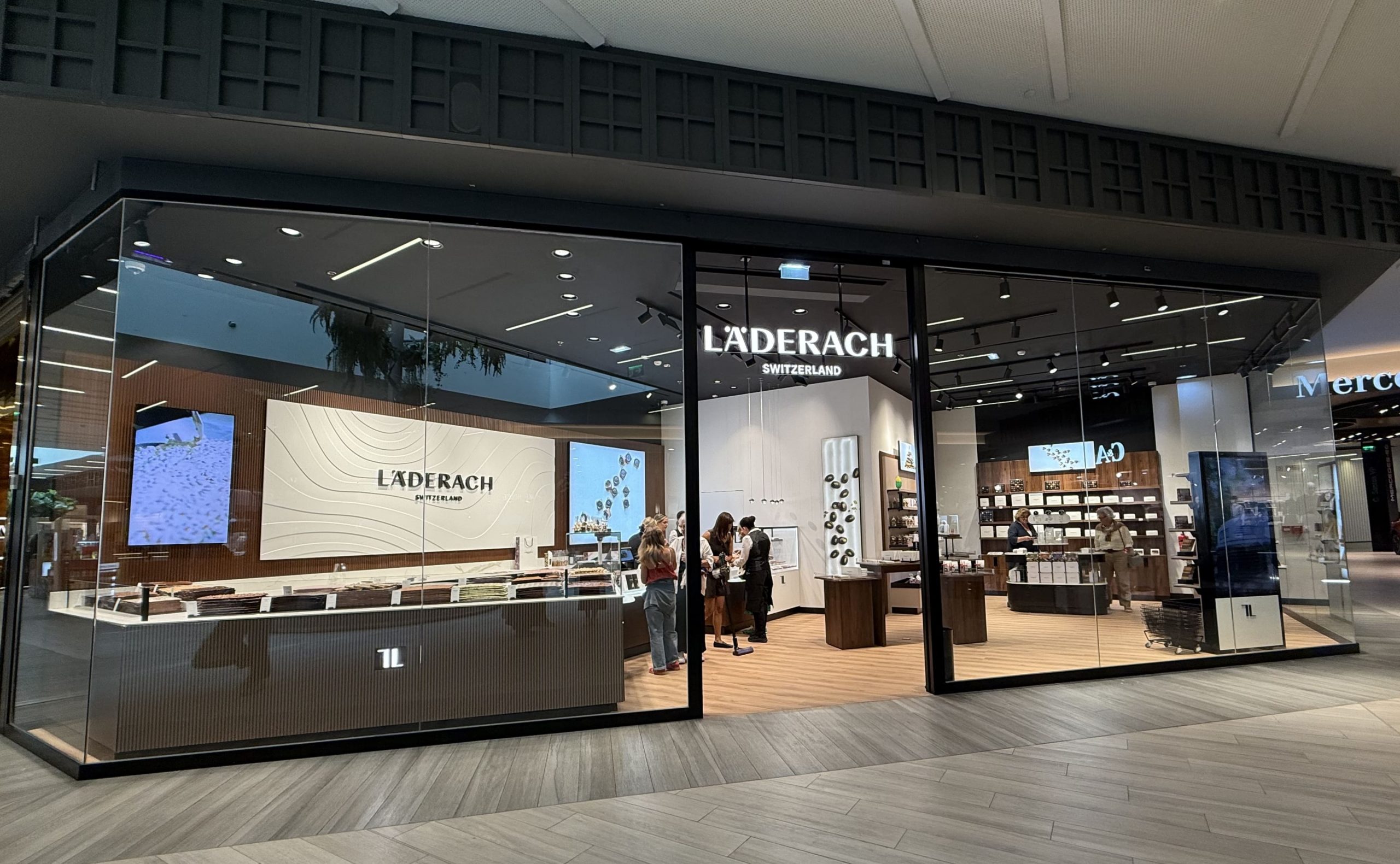 Läderach. A loja que vende grandes placas de chocolate cortadas no momento tem um novo espaço em Cascais