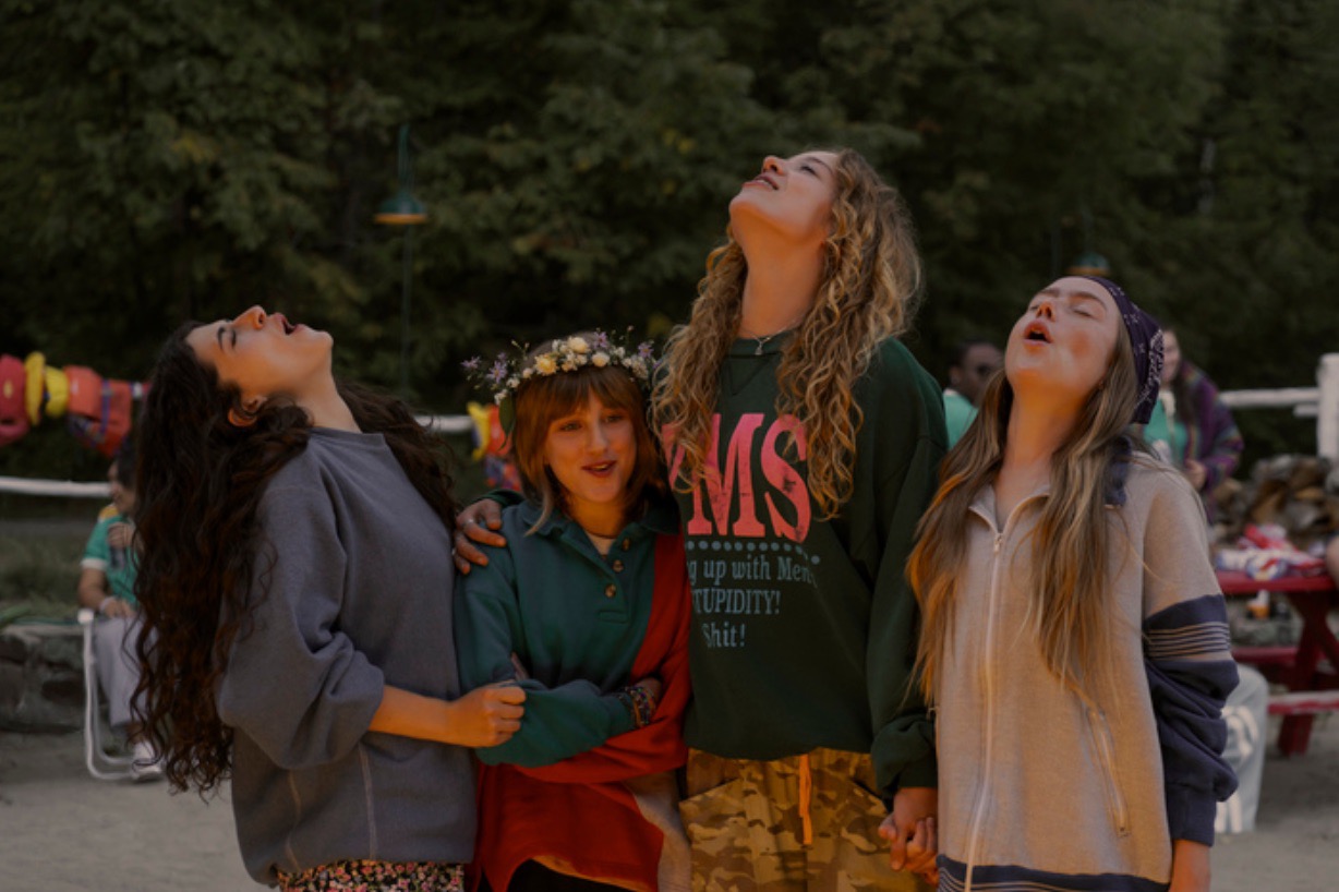 Uma ilha, uma irmã perdida e dois amores. Falámos com o elenco do novo drama adolescente da Prime Video