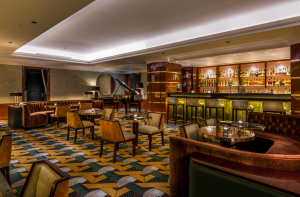 Este bar no Porto leva-o numa viagem aos loucos anos 20 com cocktails, música ao vivo e petiscos Michelin