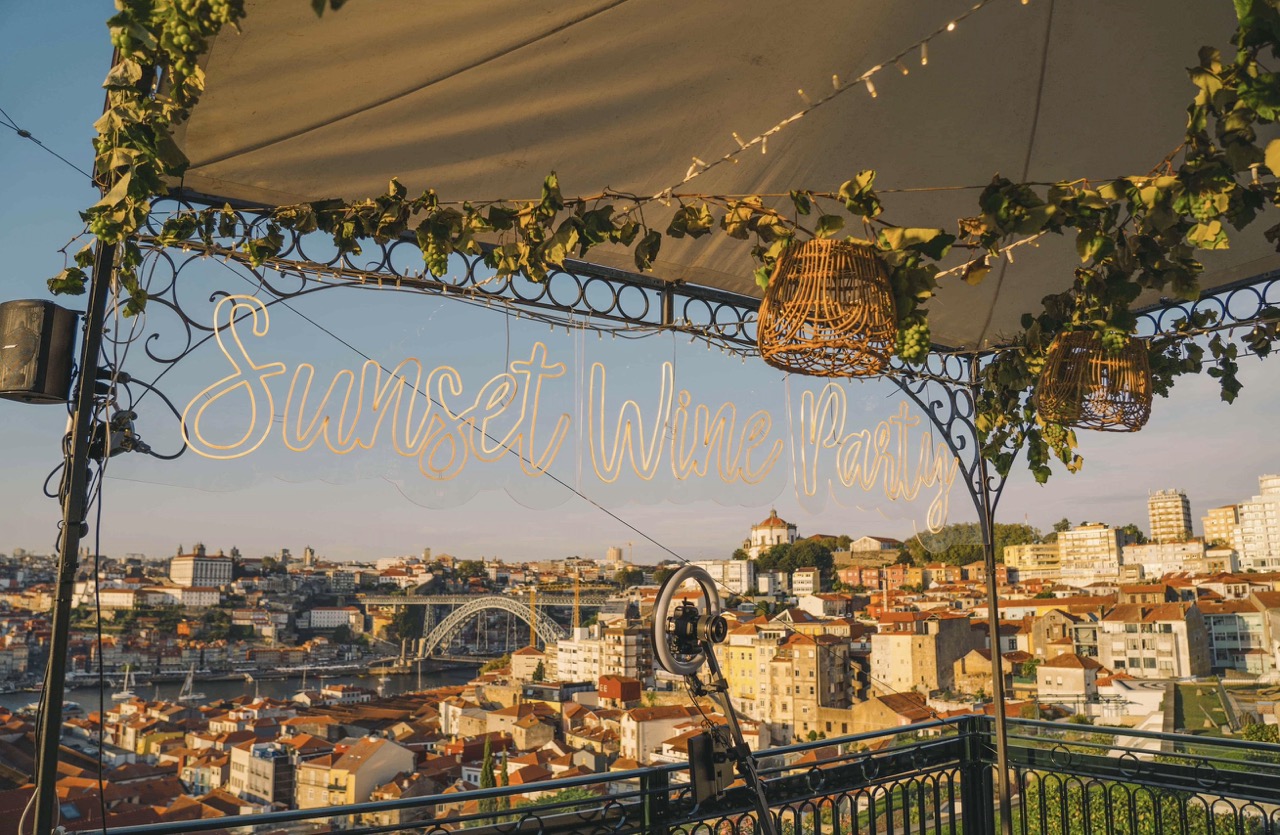 O The Yeatman vai transformar-se em Santorini por uma noite (e há mezze, vinho e caviar). Saiba quando