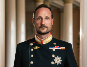 Quem é Haakon VIII, o novo rei da Noruega? Gosta de rock e rap, é apaixonado por surf e sobe ao trono numa altura polémica