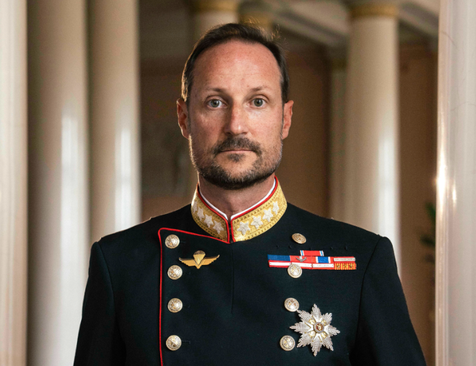 Quem é Haakon VIII, o novo rei da Noruega? Gosta de rock e rap, é apaixonado por surf e sobe ao trono numa altura polémica