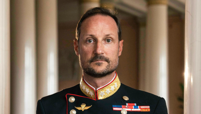 Quem é Haakon VIII, o novo rei da Noruega? Gosta de rock e rap, é apaixonado por surf e sobe ao trono numa altura polémica