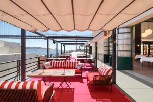 Gare Restaurant. Neste hotspot em Lisboa, há cocktails de assinatura, petiscos para partilhar e música que acompanham o pôr do sol