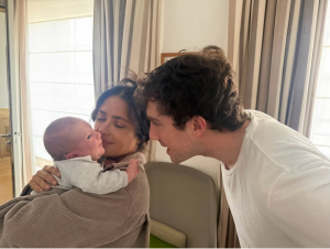 Salma Hayek já é “avó”. Enteado da atriz teve um filho com famosa condessa e já há fotos do bebé