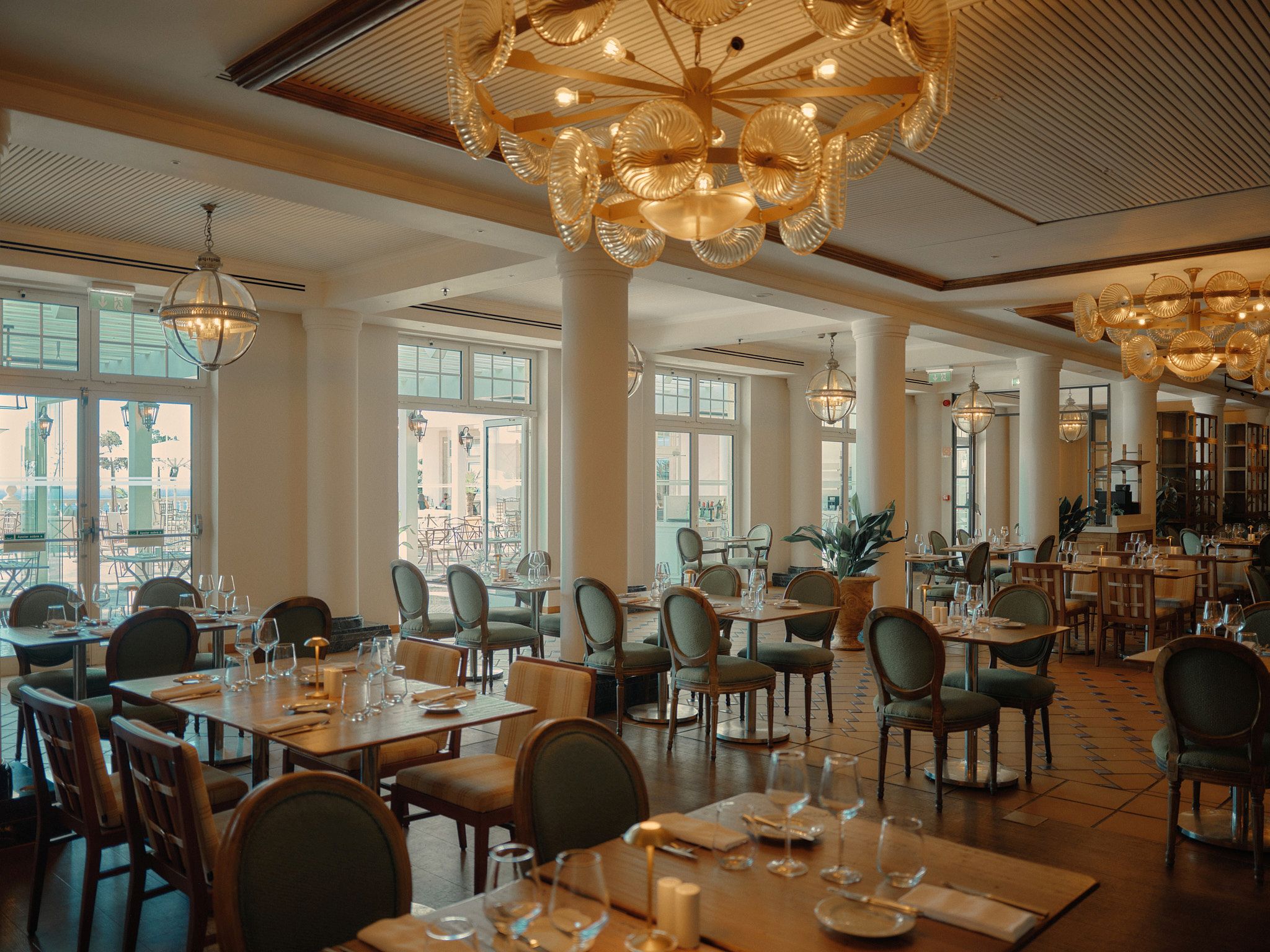 Neste resort de 5 estrelas, há jantares vínicos, paella feita ao vivo e um mercado sustentável para viver o verão