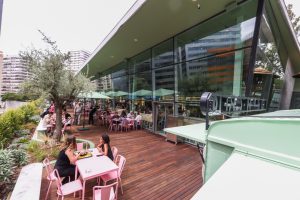 Asiático, pizzas, sandes de pastrimi, italiano, brunch ou cocktails? Fomos conhecer o Recreio, o novo food hall em Miraflores